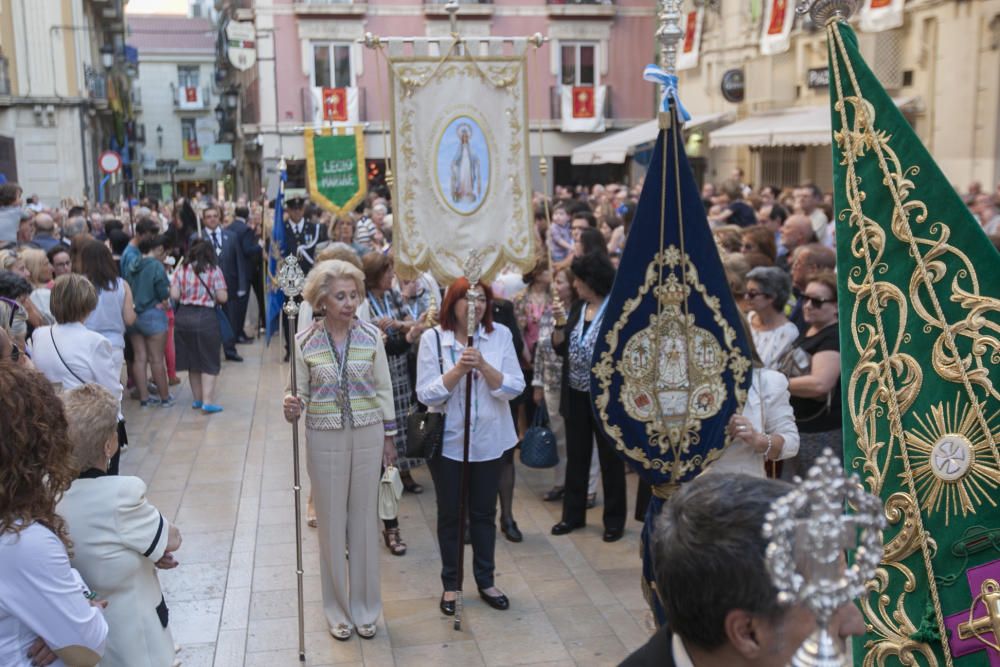 Los altares y cánticos impregnan de fiesta religiosa el casco antiguo de Alicante durante la procesión