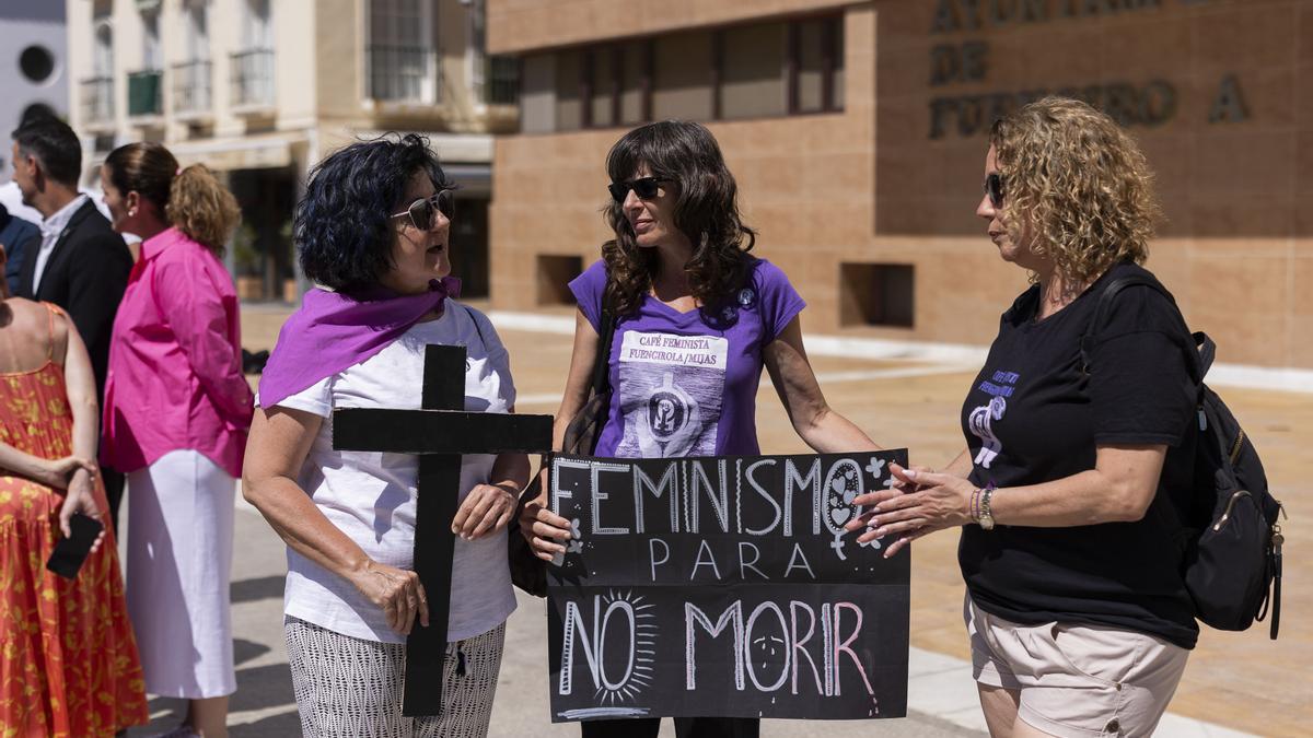Varias mujeres hablan tras el minuto de silencio a las puertas del Ayuntamiento de Fuengirola