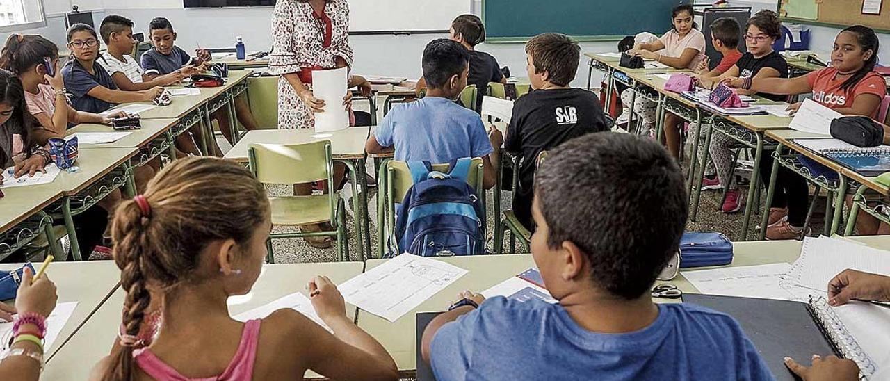 Una profesora durante una clase en un colegio de Palma.