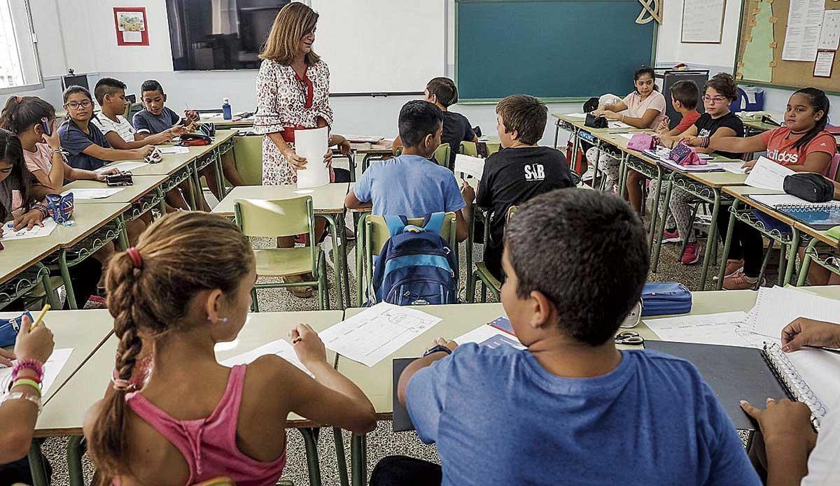 Una profesora durante una clase en un colegio de Palma.