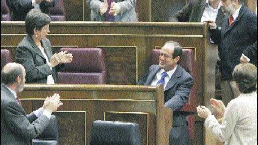 Joaé Bono recibe los aplausos de diputados socialista al ser elegido presidente del Congreso.