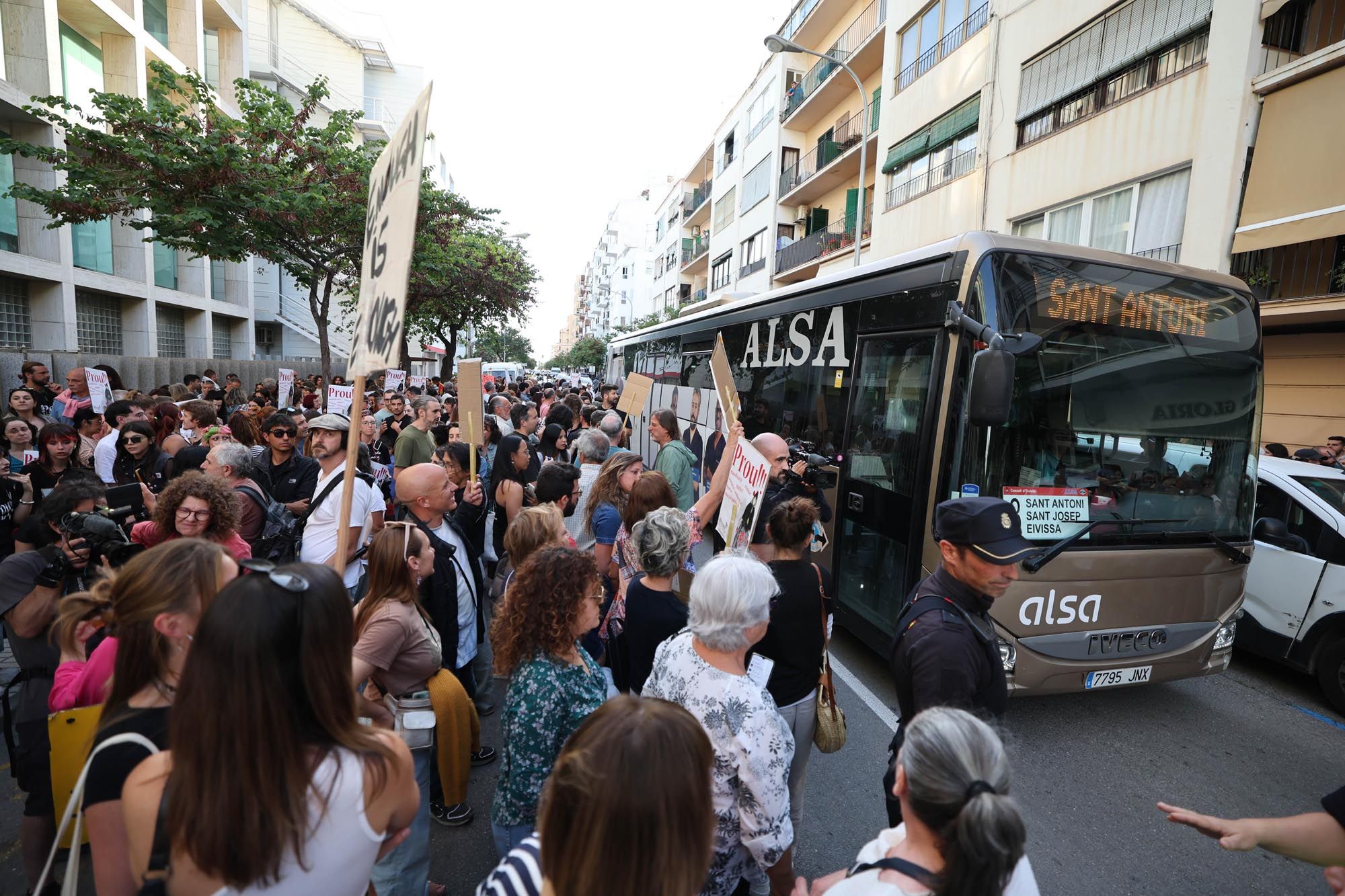 La protesta contra la masificación turística en Ibiza, en imágenes