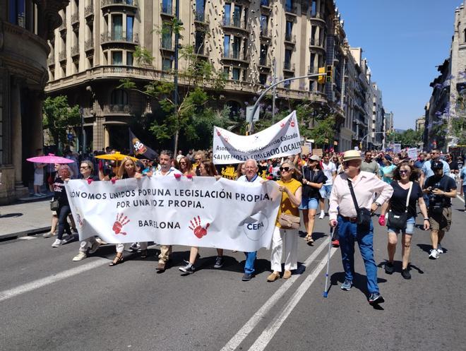 Los taxistas autónomos salen a la calle en Barcelona para denunciar la presión fiscal y el gasto público