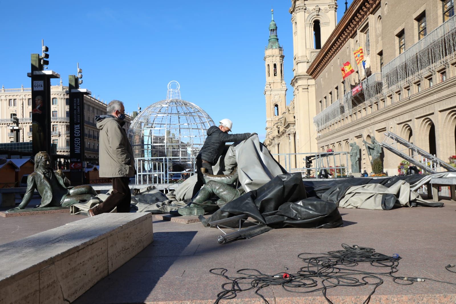 El escenario de la plaza se ha derrumbado a causa del viento en la madrugada del viernes.