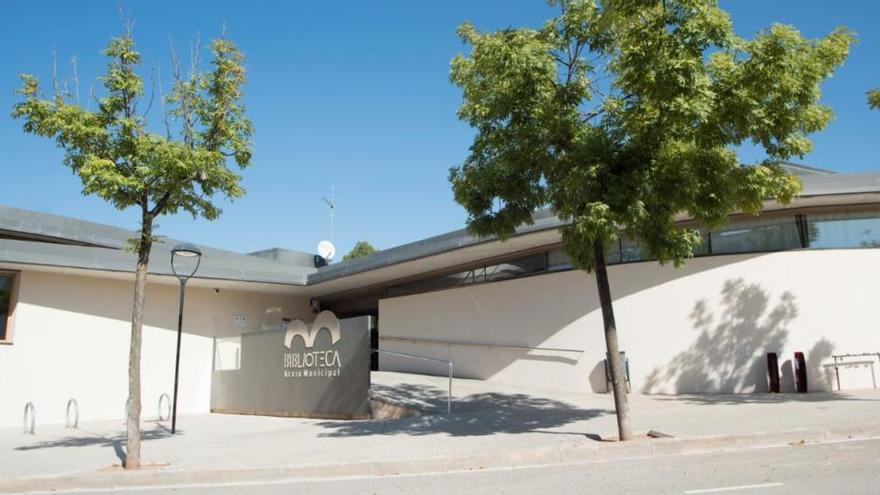 Façana principal de la biblioteca de Sant Fruitós |