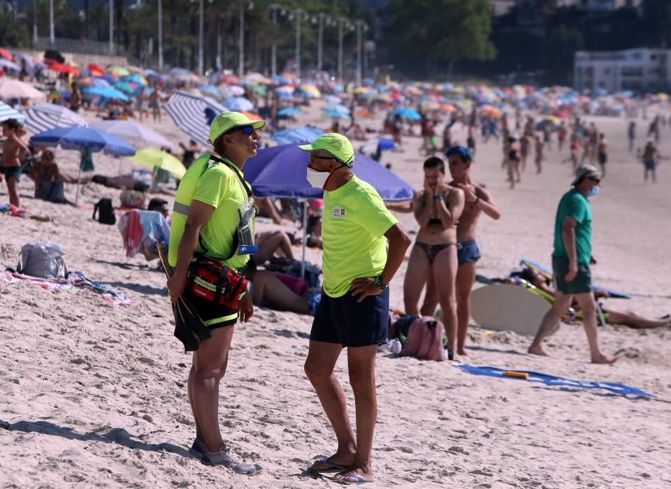 Vigo disfruta del sol del verano con un Samil a rebosar. // Marta G. Brea