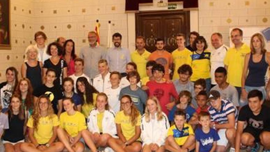 Foto de família dels dos clubs i l&#039;alcalde de la Seu, ahir