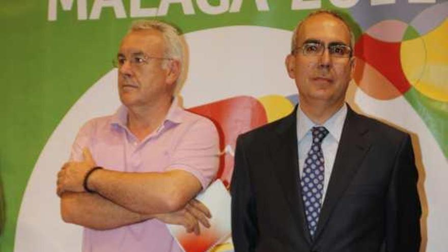 El coordinador general del partido, Cayo Lara, junto al portavoz en el Ayuntamiento de Málaga y candidato, Pedro Moreno Brenes.