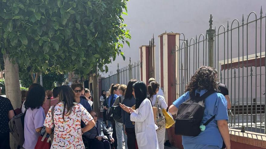 Personas desalojadas por el incendio en el ambulatorio de Paterna