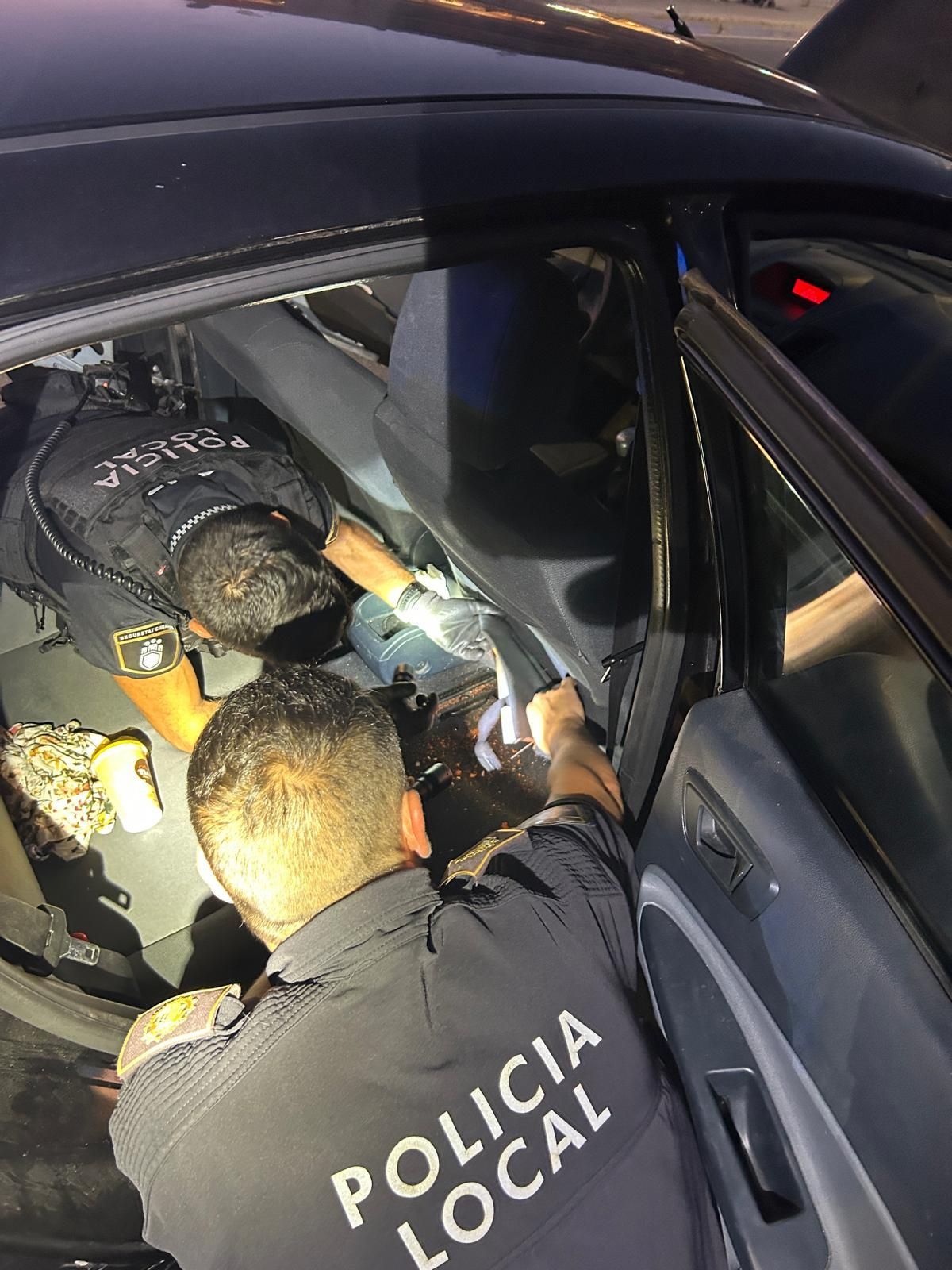 Los agentes encuentran la droga