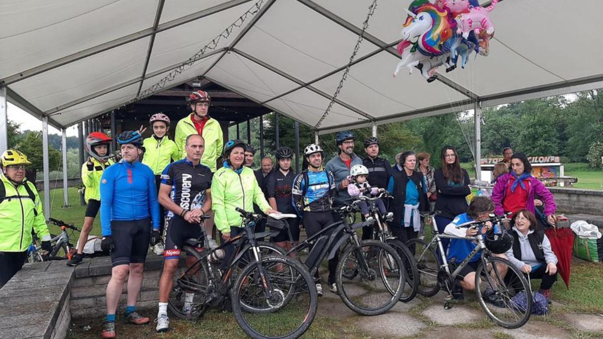 Participantes en la ruta ciclista celebrada ayer en Meres. | L. P.