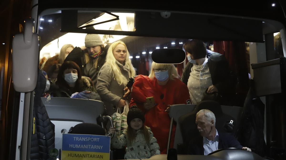 Refugiados ucranianos llegando a Málaga en autobús.