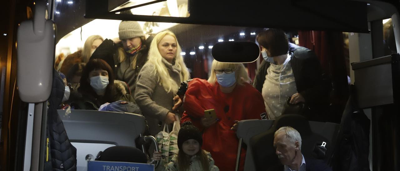 Llega a Málaga un autobús con refugiados ucranianos