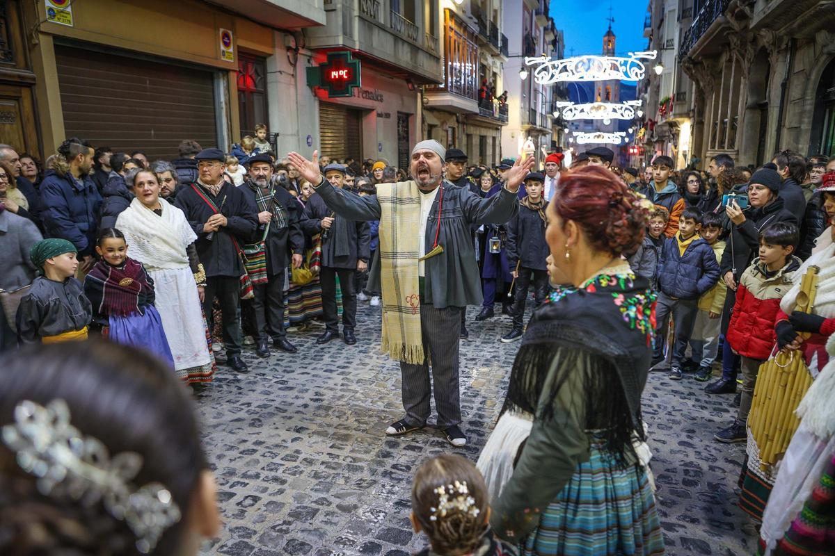 El Embajador Real y la entrega de cartas a las burritas llenan de ilusión las calles de Alcoy