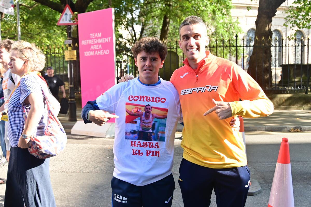 El atleta Mariano García, apoyando en las calles de Birmingham a los murcianos Miguel ÁAngel López y Manuel Bermúdez