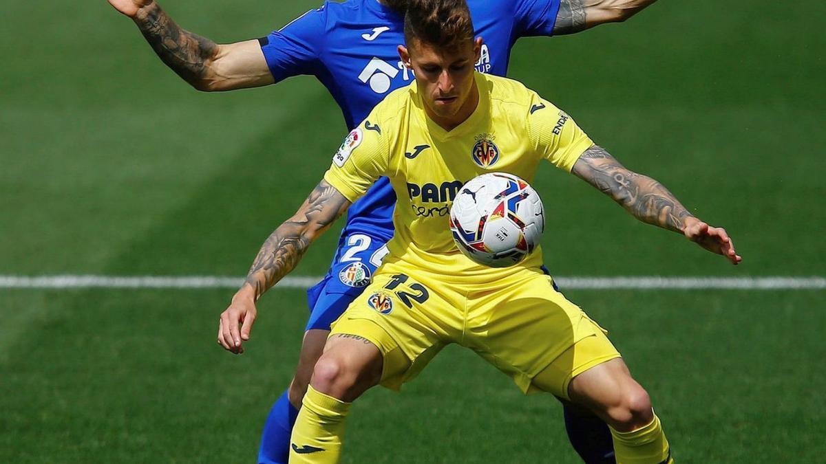 Dani Rava protege la pelota en un partido de Liga.  | DOMENECH CASTELLÓ