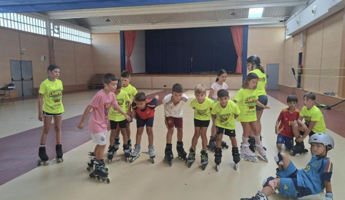 Los más jóvenes participaron en una actividad con patines. | SERVICIO ESPECIAL