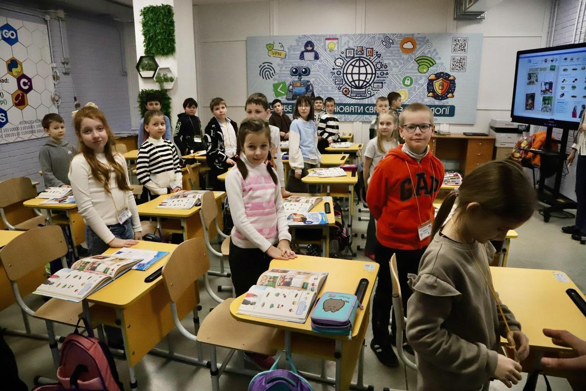 Una de las 16 aulas del Colegio 124 de Járkov, que cuenta con 1458 alumnos y ha sido construido bajo tierra para escapar de los bombardeos rusos.