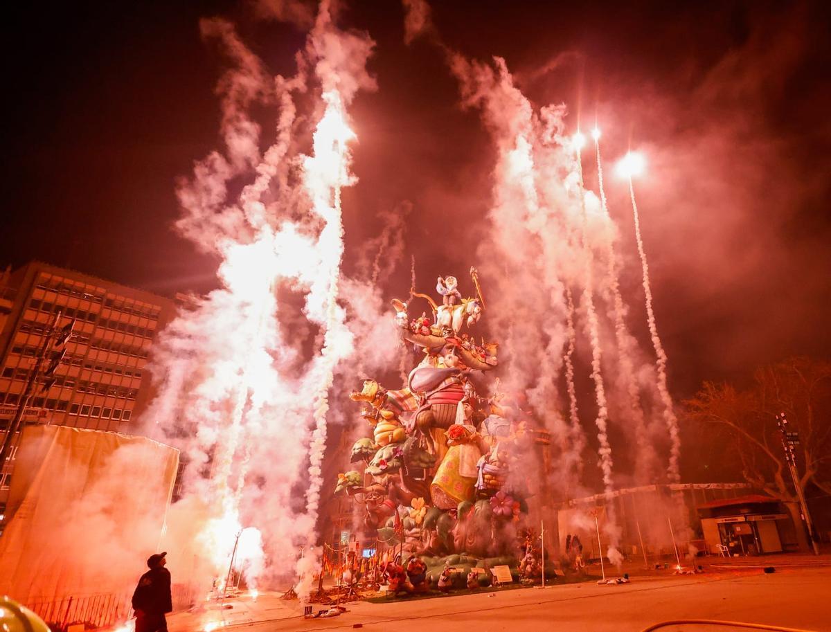La Cremà de la falla municipal de València, en imágenes
