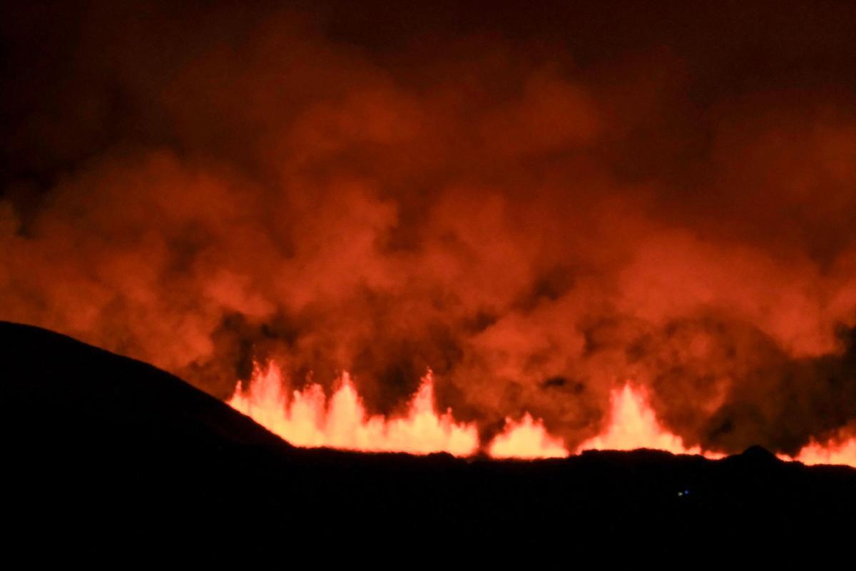 Se ve lava fundida desbordando la carretera que conduce al famoso destino turístico Laguna Azul cerca de Grindavik, en el oeste de Islandia, el 8 de febrero de 2023.
