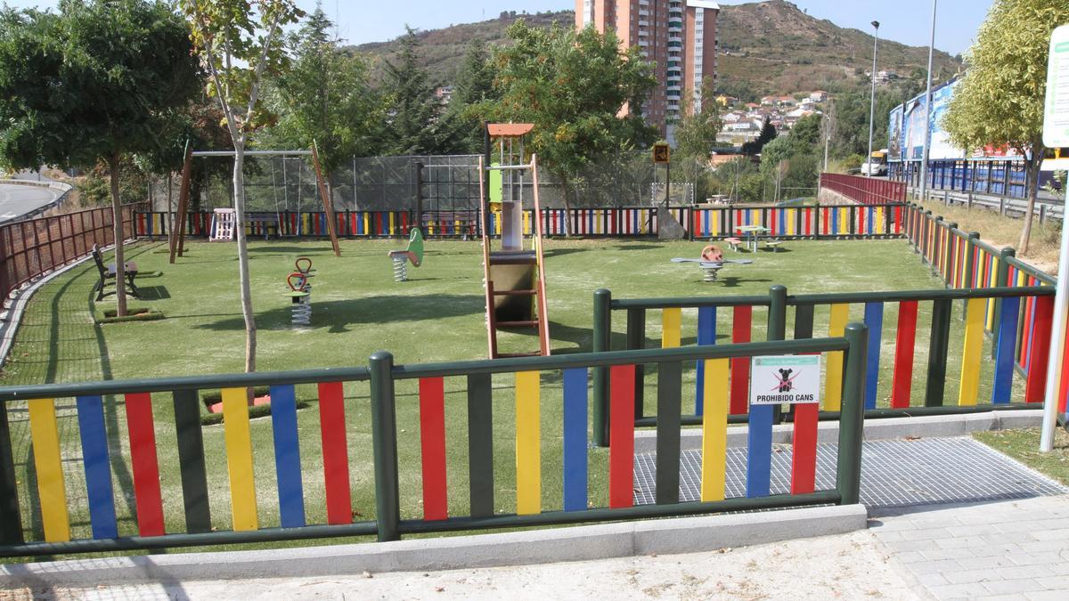 Un parque infantil en la zona de O Pino.
