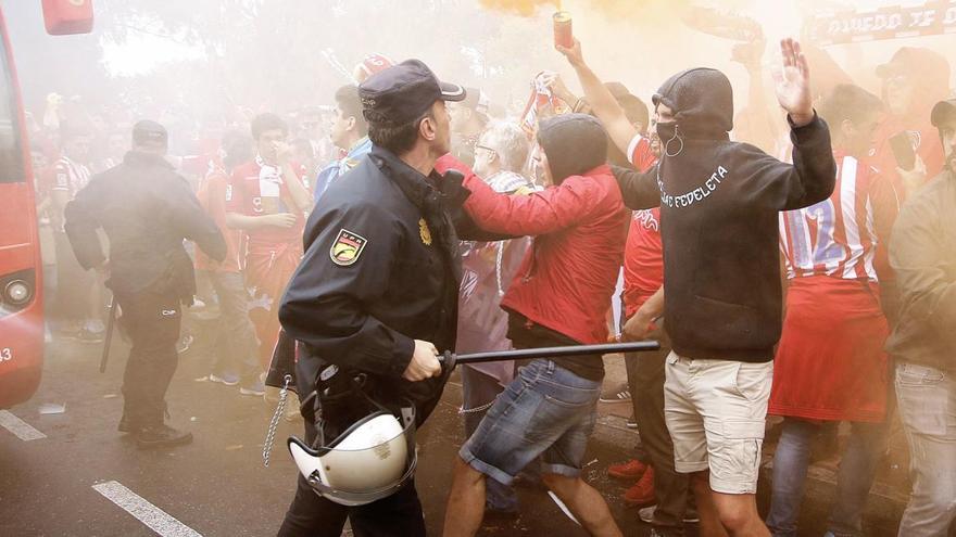 Un momento de la trifulca en la explanada de El Molinón, hace tres años.