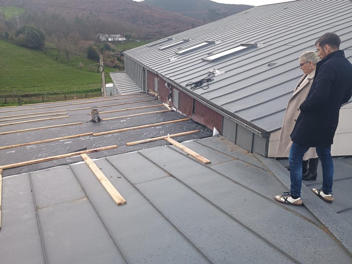 La consejera de Salud, Concepción Saavedra, y el gerente del área sanitaria, Pedro Jiménez, observan las obras del consultorio de Villayón.