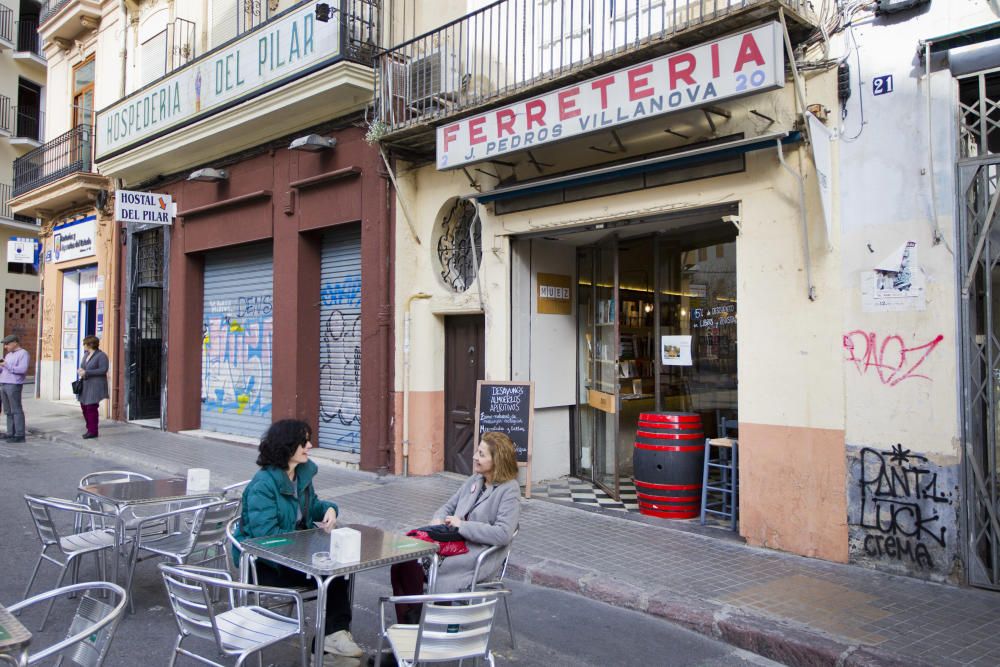 Qué hay de nuevo. Bibliocafe Nuez en la Plaza del Mercat.