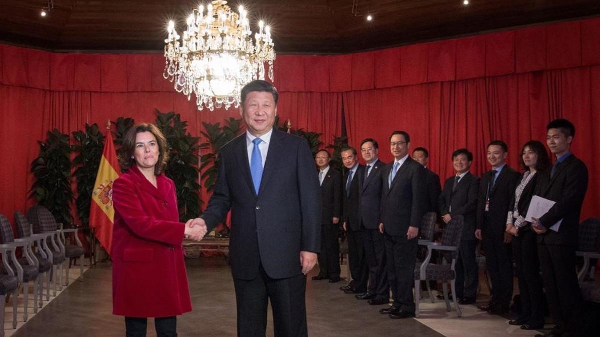 La vicepresidenta y ministra de asuntos territoriales, Soraya Sáenz de Santamaría, este jueves con el presidente de China, Xi Jinping.