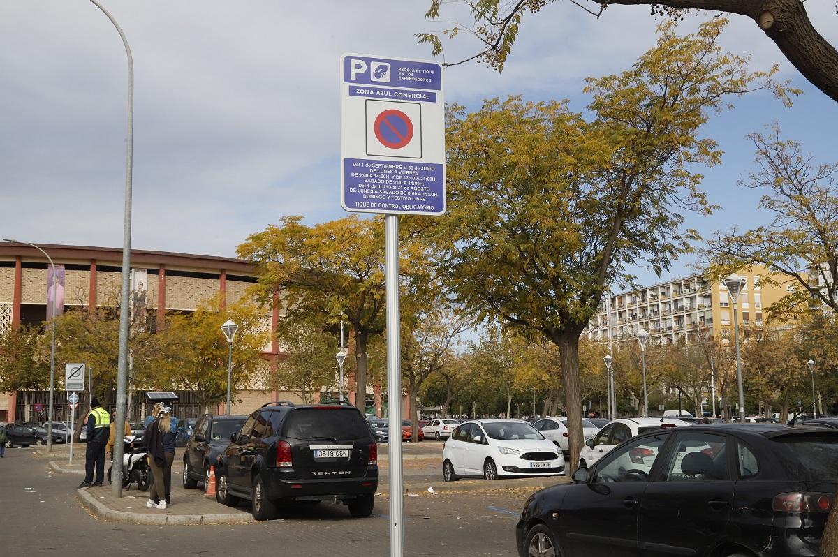 Zona regulada de aparcamientos para residentes en el entorno de la plaza de toros, en Ciudad Jardín.