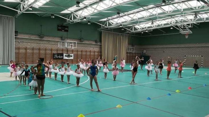60 niñas toresanas acuden a la clausura de la temporada de gimnasia y ballet