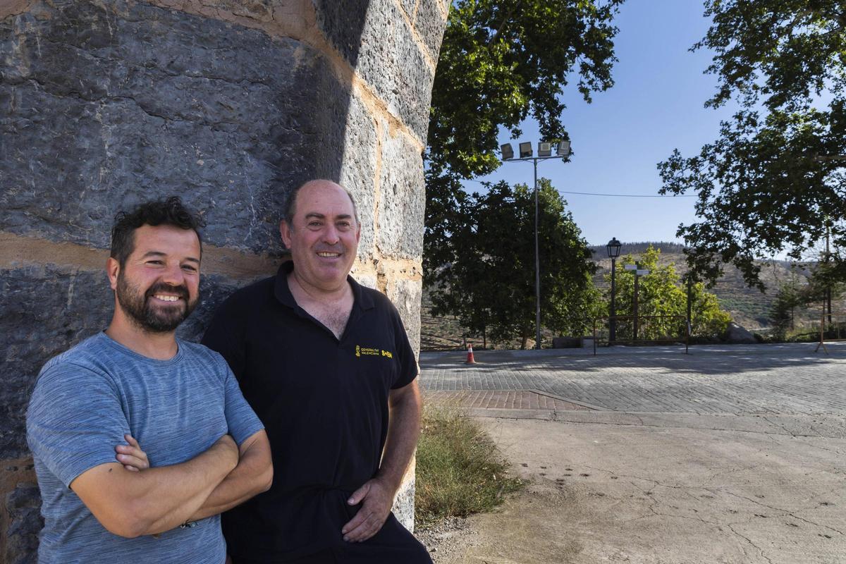 Ángel Gil, portavoz de Oriwa, junto a Mario Juan, brigada forestal, en Los Arcos