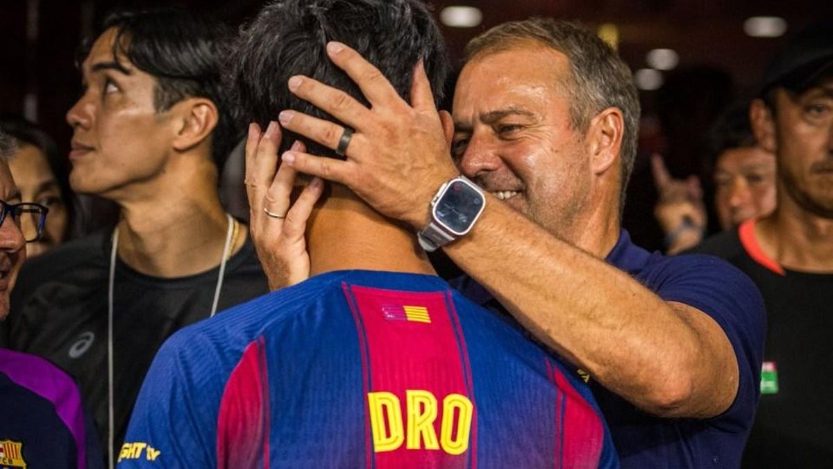 Flick felicita a 'Dro', que debutaba con el Barça en Japón y marcó a los 7 minutos de salir en la segunda parte ante el Vissel.