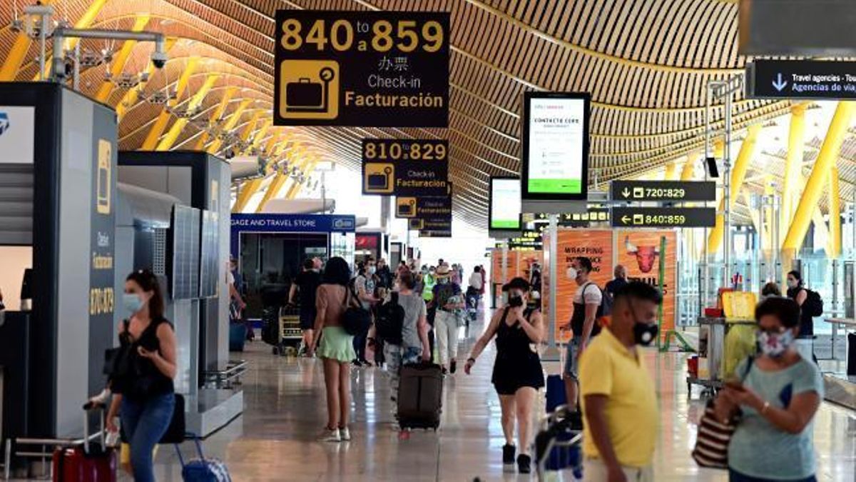 Pasajeros en el aeropuerto de Barajas Adolfo Suárez.