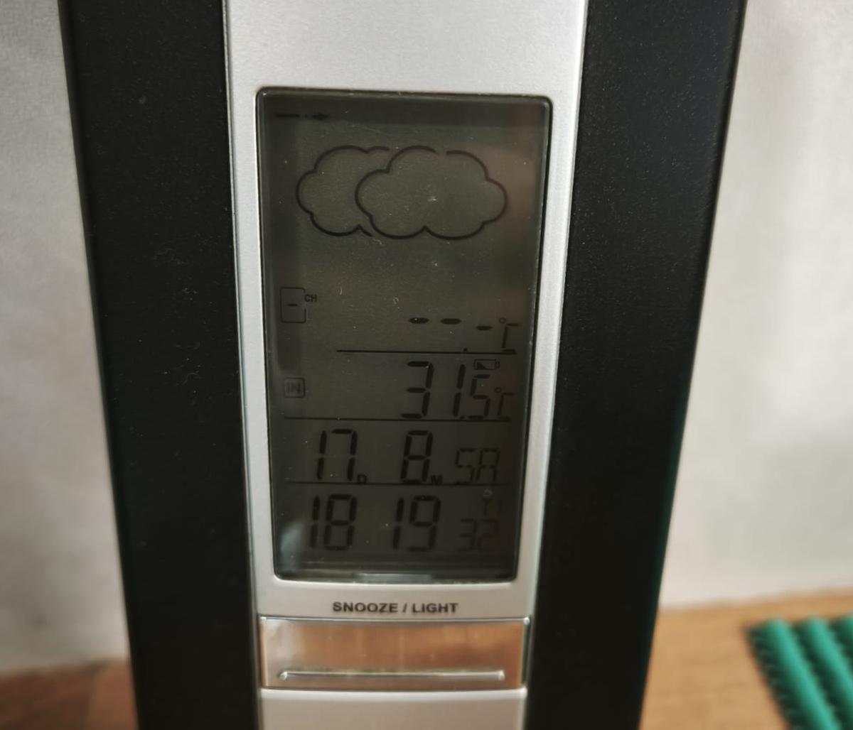 Otro de los termómetros en el interior del oceanográfico, marcando 31,5º.