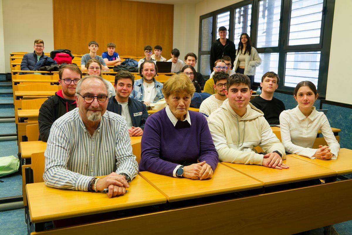 Ángel Luis Caballero y Olga Ortega, dos de los alumnos más mayores de la UJI, junto a sus compañeros de 1º de Historia y Patrimonio.