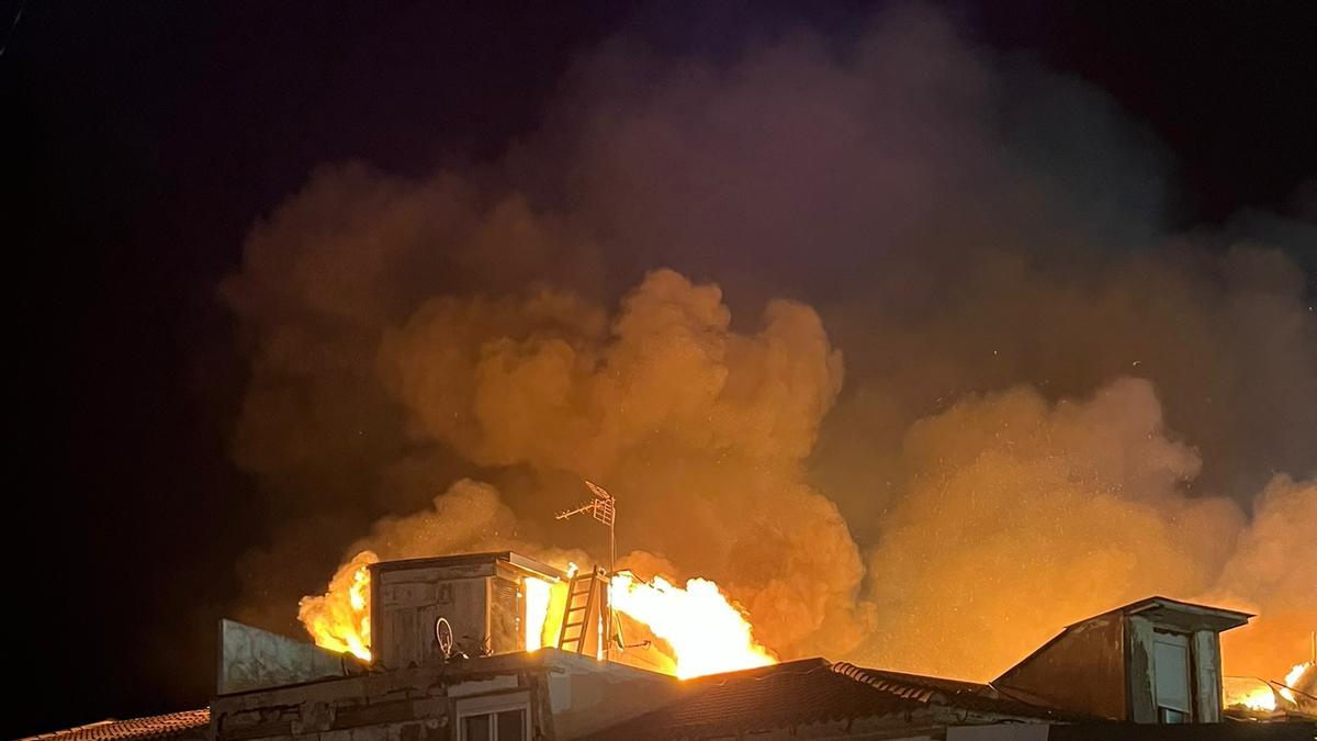 VÍDEO | Un incendio de grandes dimensiones consume cuatro viviendas de madrugada junto a Son Banya