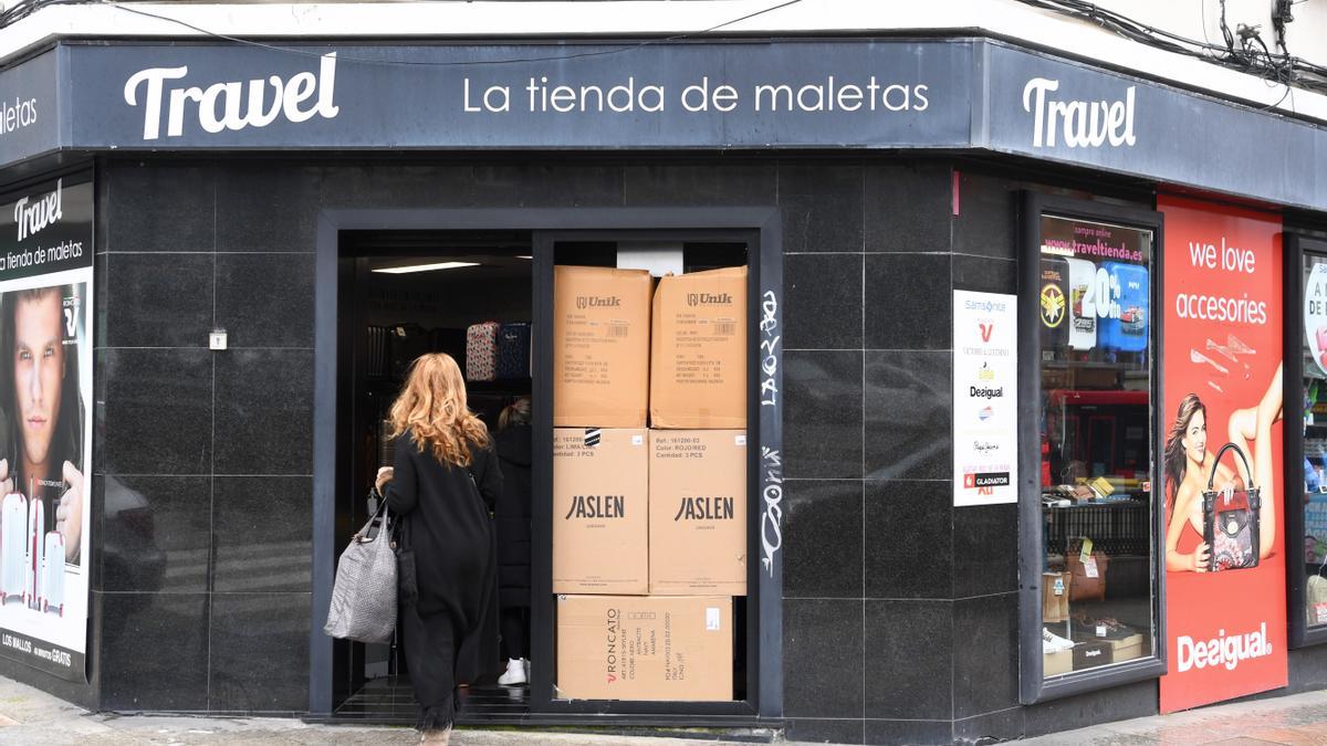 Puerta destrozada en un robo en una tienda de maletas de viaje