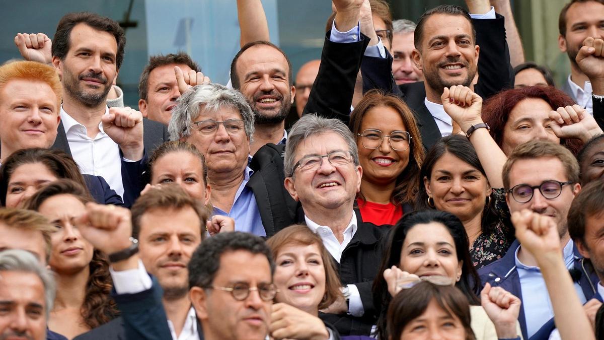 Jean-Luc Melenchon en una foto de familia con los diputados recién elegidos frente a la Asamblea Nacional en París, Francia, 21 de junio de 2022.