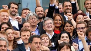Jean-Luc Melenchon en una foto de familia con los diputados recién elegidos frente a la Asamblea Nacional en París, Francia, 21 de junio de 2022. 