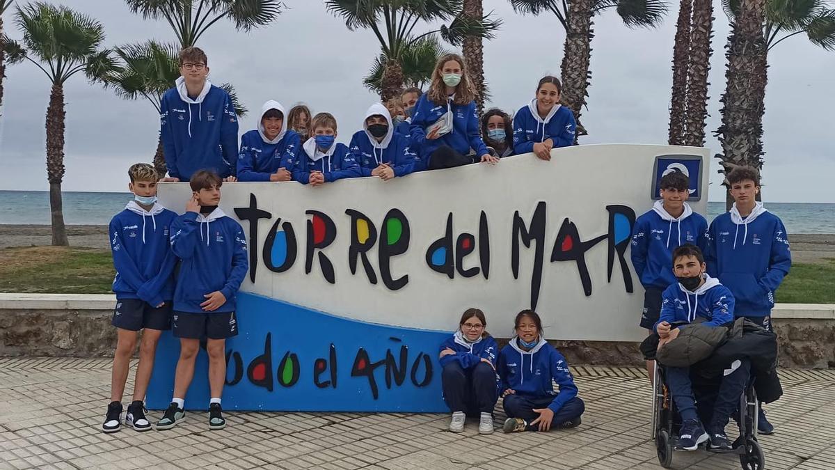 Los nadadores de Baleares posan en Málaga, en donde se celebró el Nacional alevín