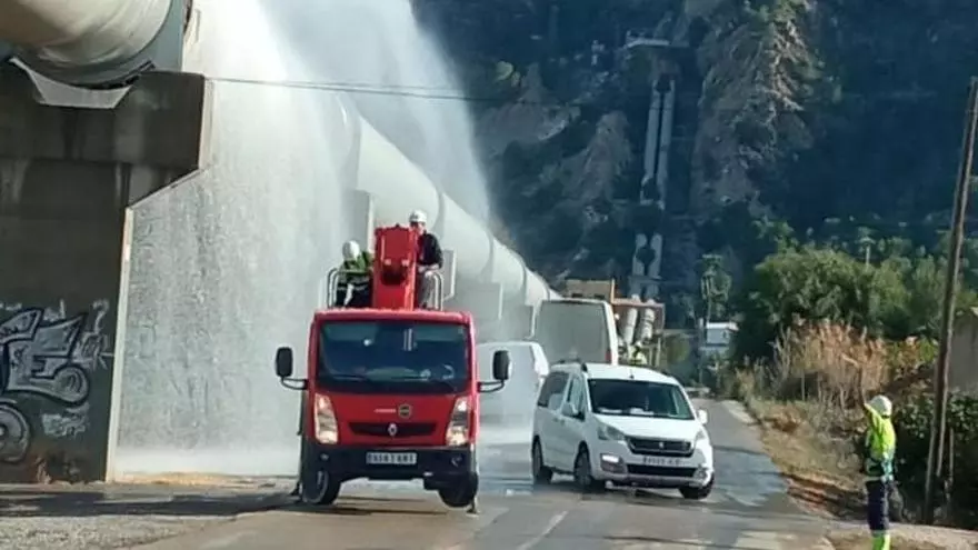La fuga a chorros de agua del trasvase en el sifón de Orihuela obliga a cortar la carretera de los "tubos"