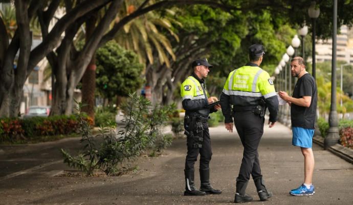 Los agentes controlan las calles de Santa Cruz.