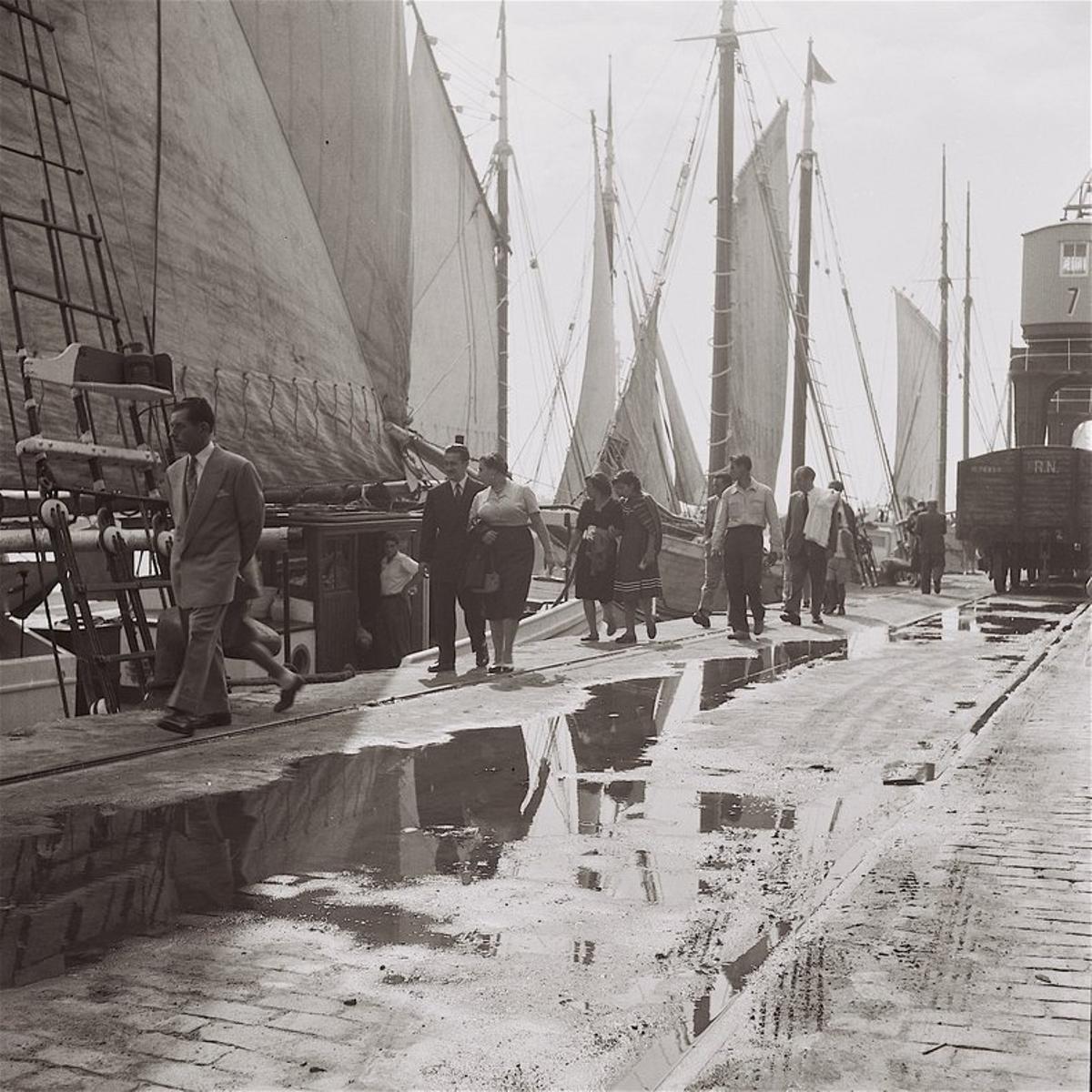 Los viejos veleros no solo eran necesarios para la navegación de cabotaje, sino que también eran una atracción para los ciudadanos que en la posguerra lo utilizaban para pasear. En la imagen, el Moll de Barcelona, la zona donde actualmente se levanta el World Trade center y antaño se ubicaba la Estació Marítima.  