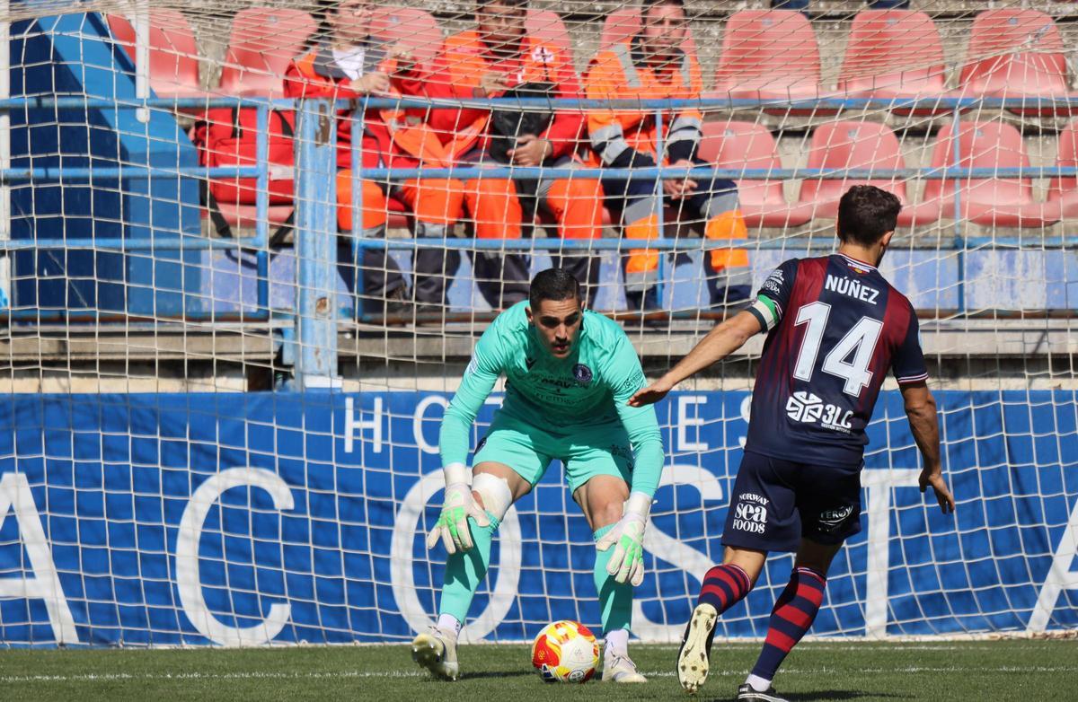 David Robador, portero del Extremadura, junto a Núñez en un acción en el último partido.