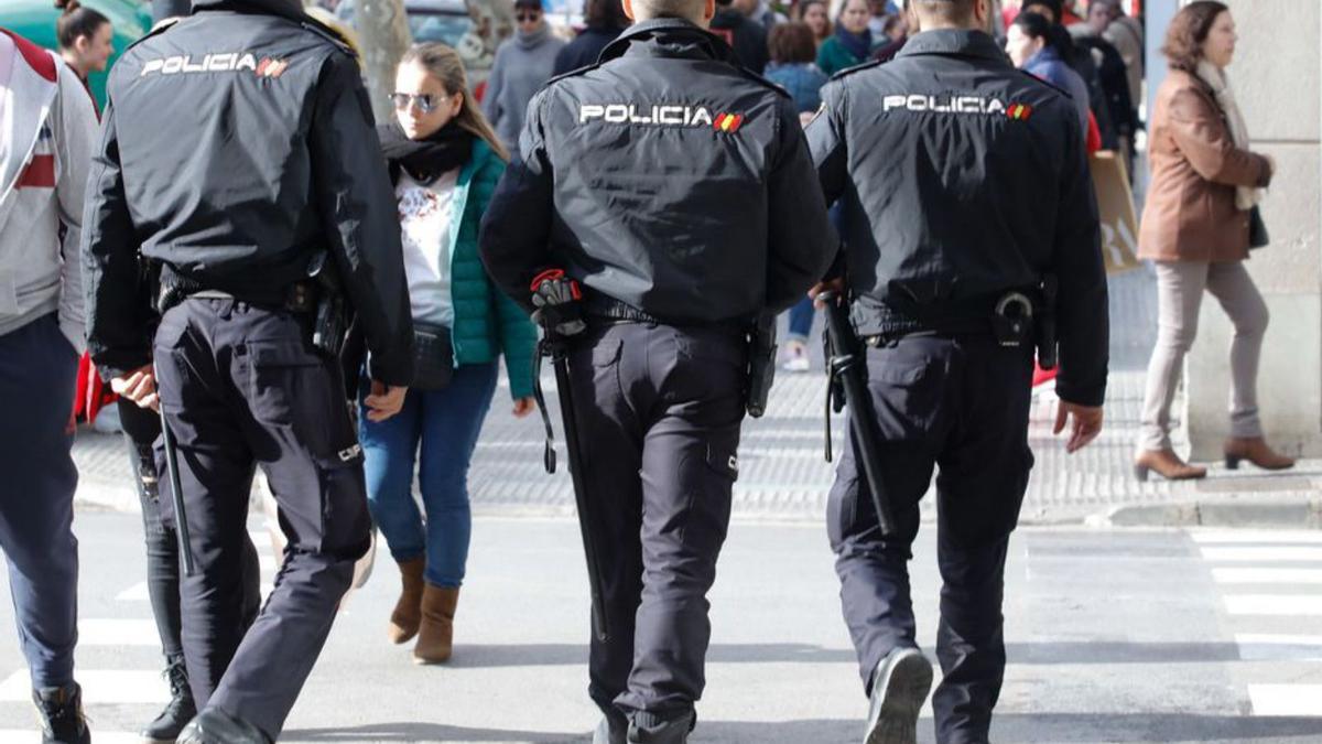 Tres agentes patrullan por las calles de Ibiza.