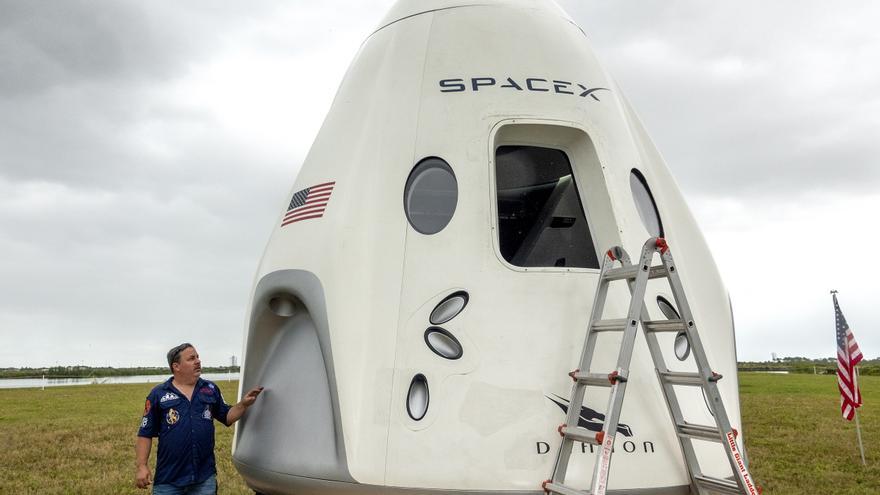 Una nave de la compañía SpaceX regresa de la Estación Espacial Internacional con material científico.