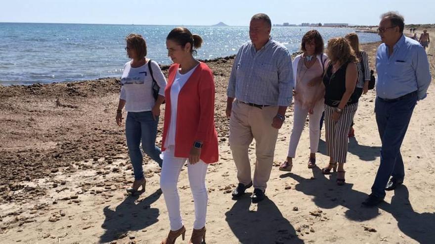 Los diputados nacionales, la alcaldesa y algunos ediles de San Pedro, ayer en la playa de La Llana.