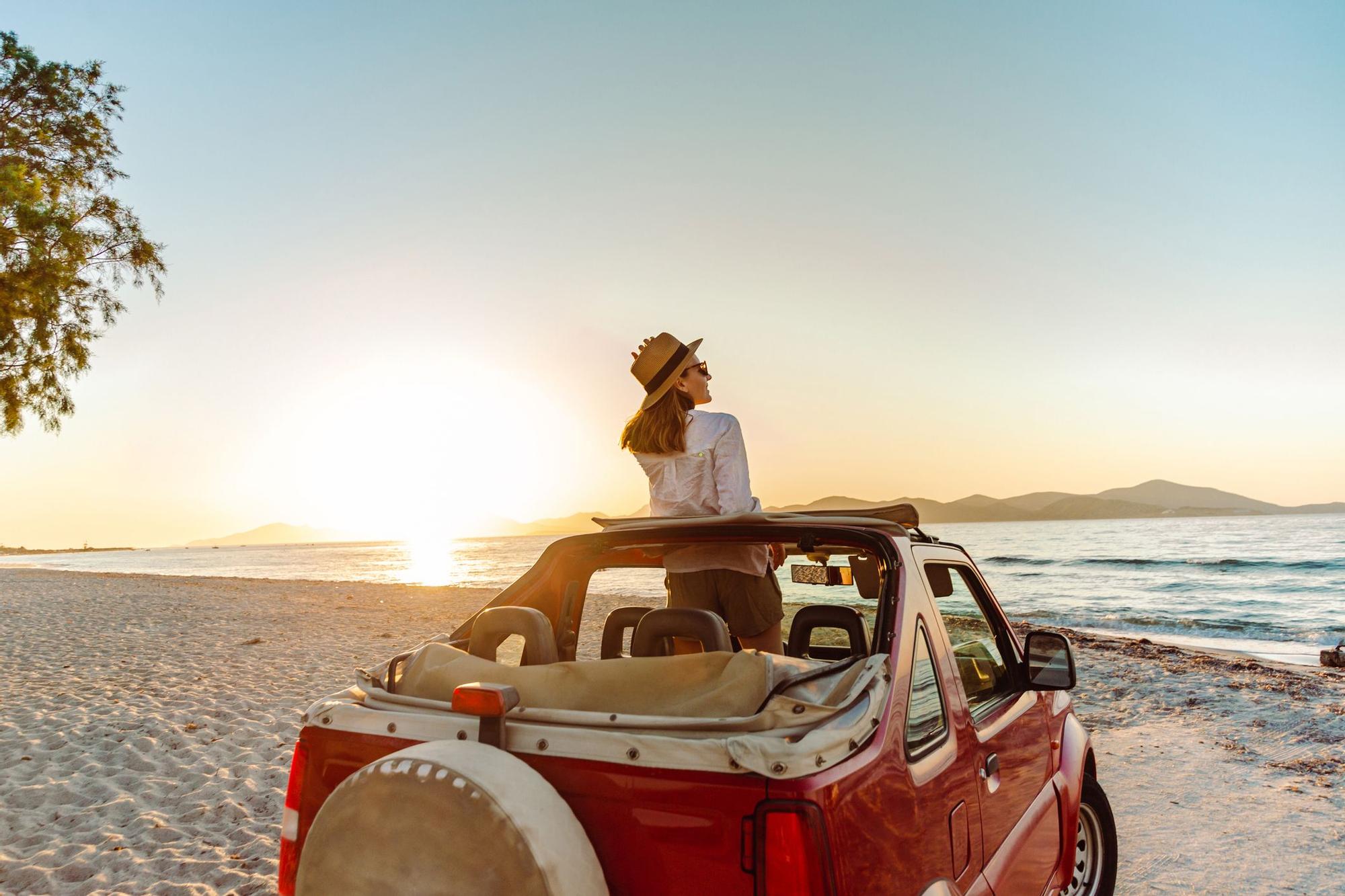 Coche en la playa