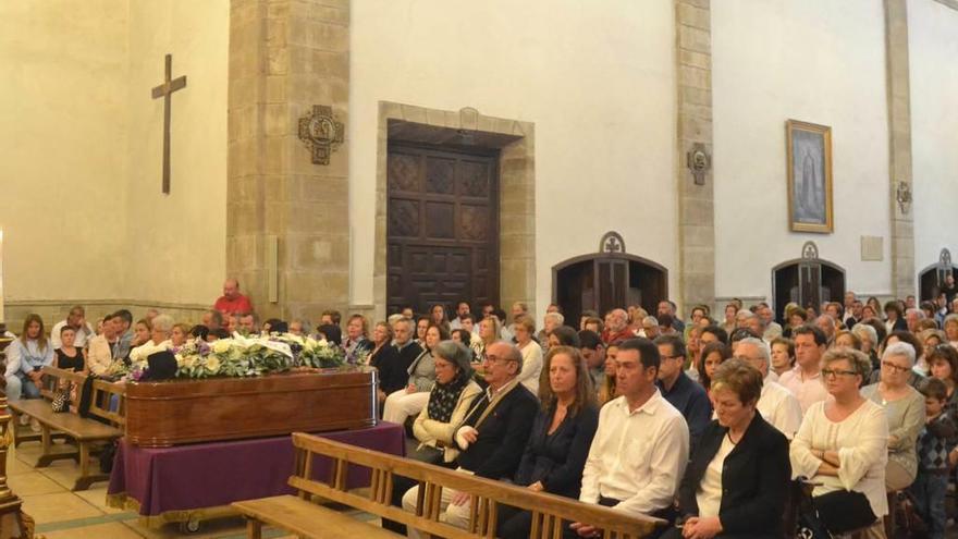 La iglesia parroquial de Villaviciosa, abarrotada ayer en el funeral de Miguel Ángel Valdés García.